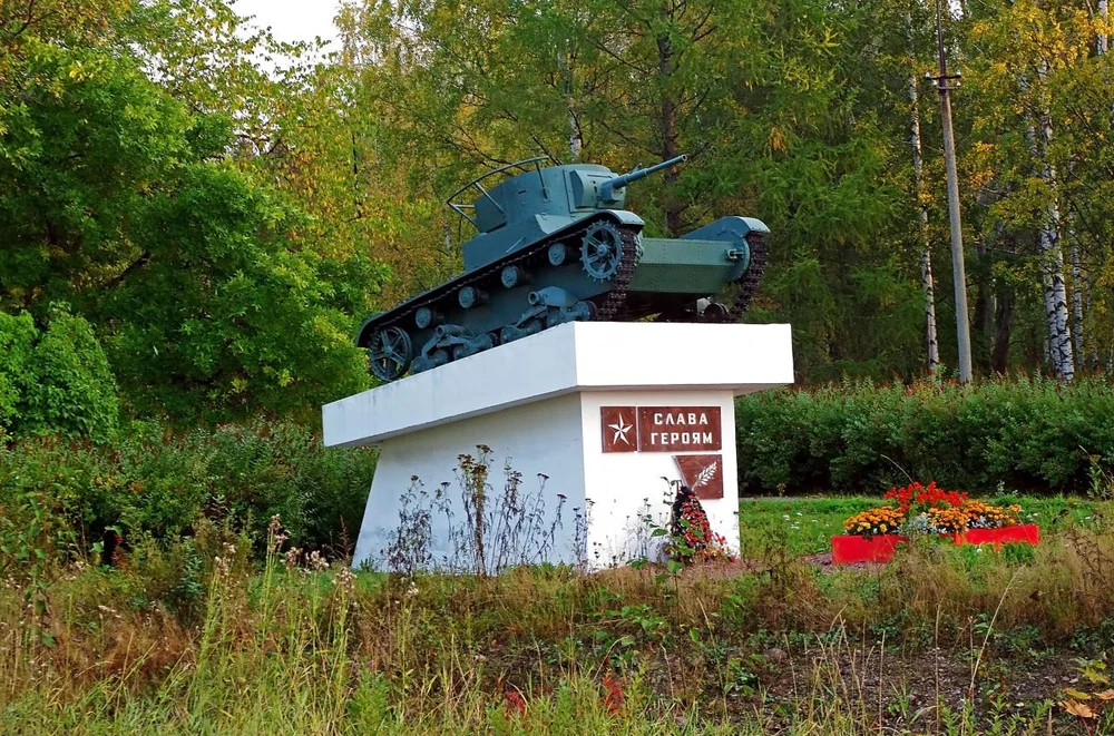 Памятник танку Т-26 на перекрестке улиц Пушкина и Гоголя в Питкяранте - легендарная боевая машина времен Зимней войны