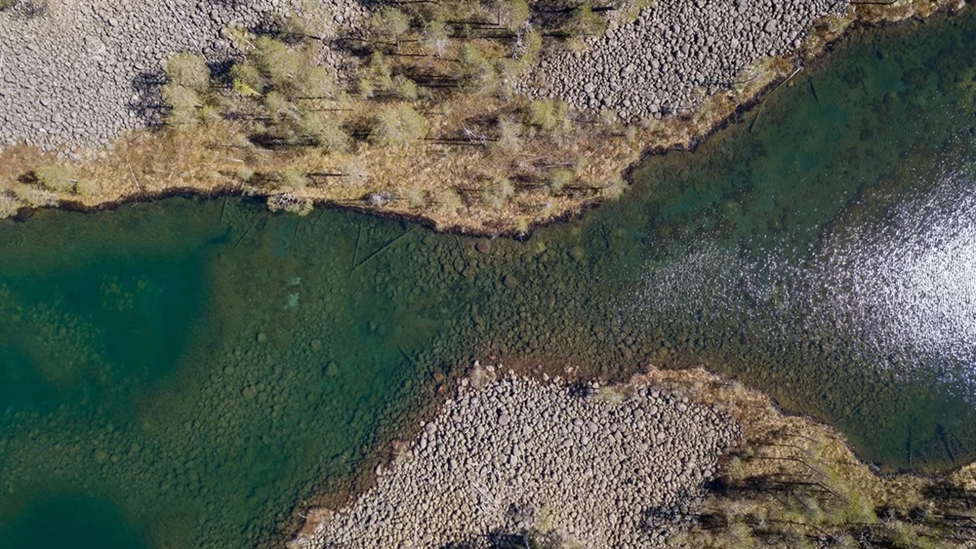 Уксинская озовая гряда, Аэросъемка озера с каменистыми берегами