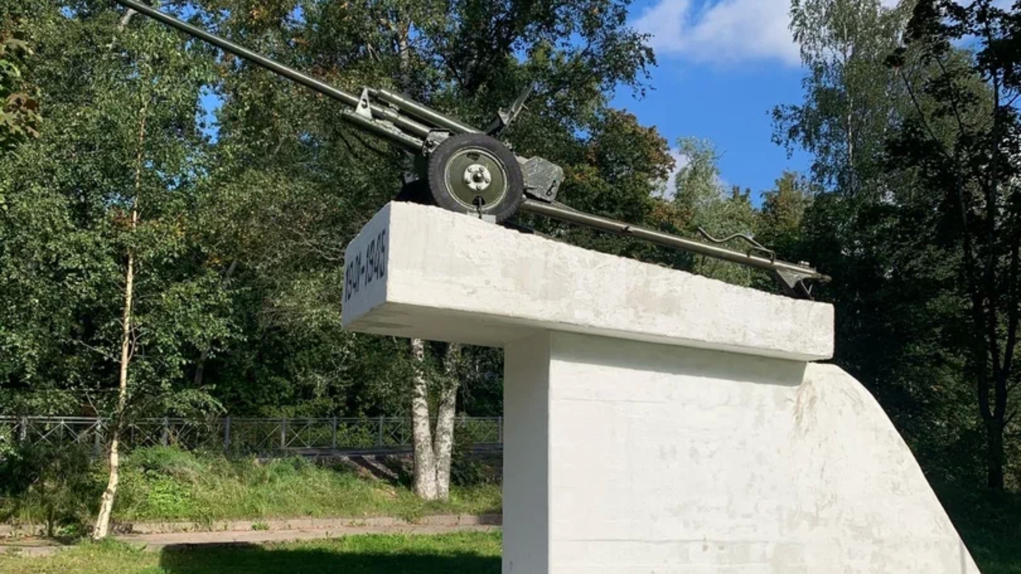 Памятник-орудие ЗиС-2 в Питкяранте