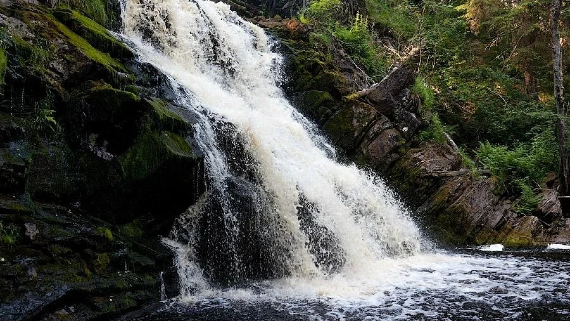 Мощный поток воды главного каскада водопада Белые мосты в период полноводья