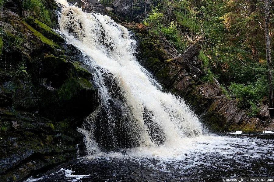 Мощный поток воды главного каскада водопада Белые мосты в период полноводья