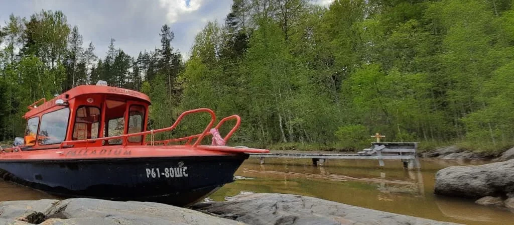 Прогулки по северному приладожью Карелии, Два катера у скалистого берега Ладожского озера