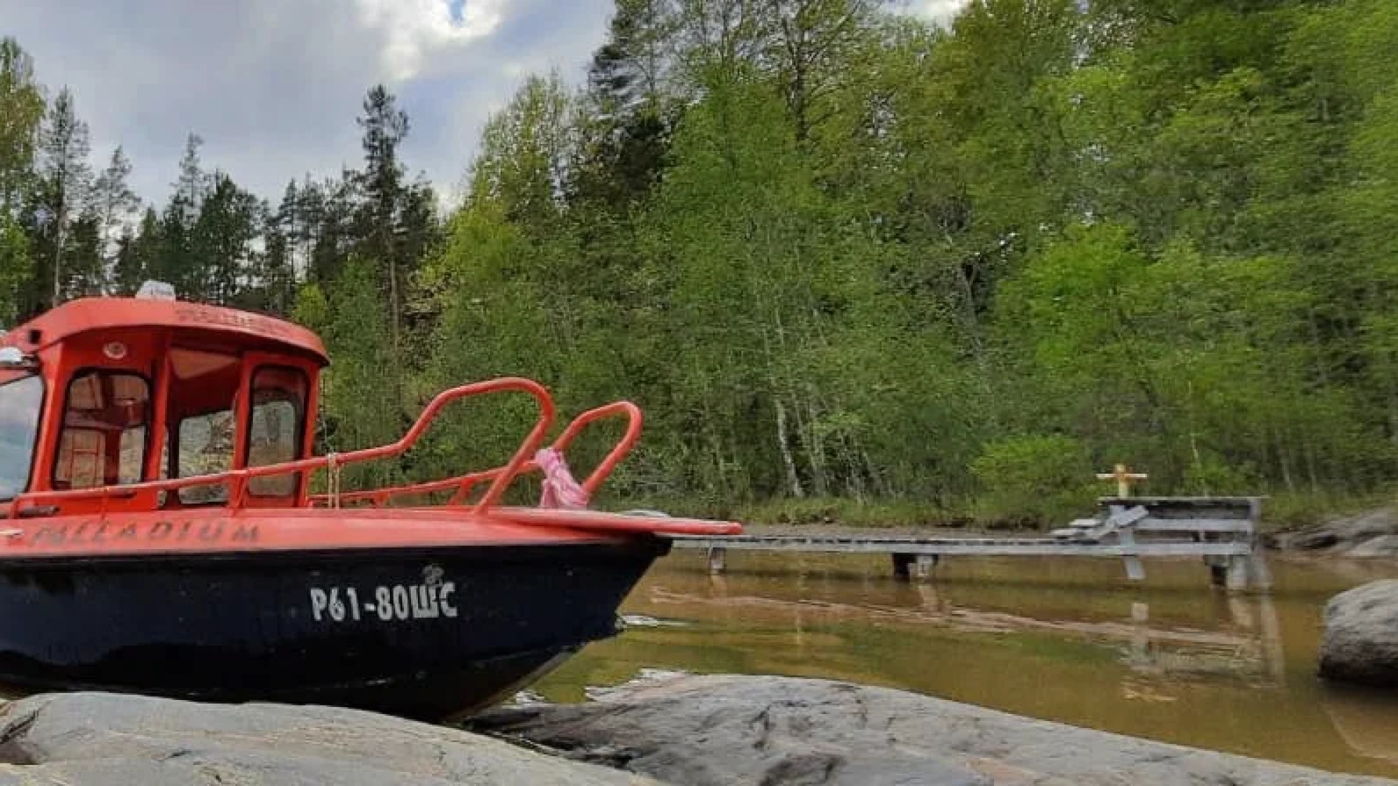 Прогулки по северному приладожью Карелии, Два катера у скалистого берега Ладожского озера