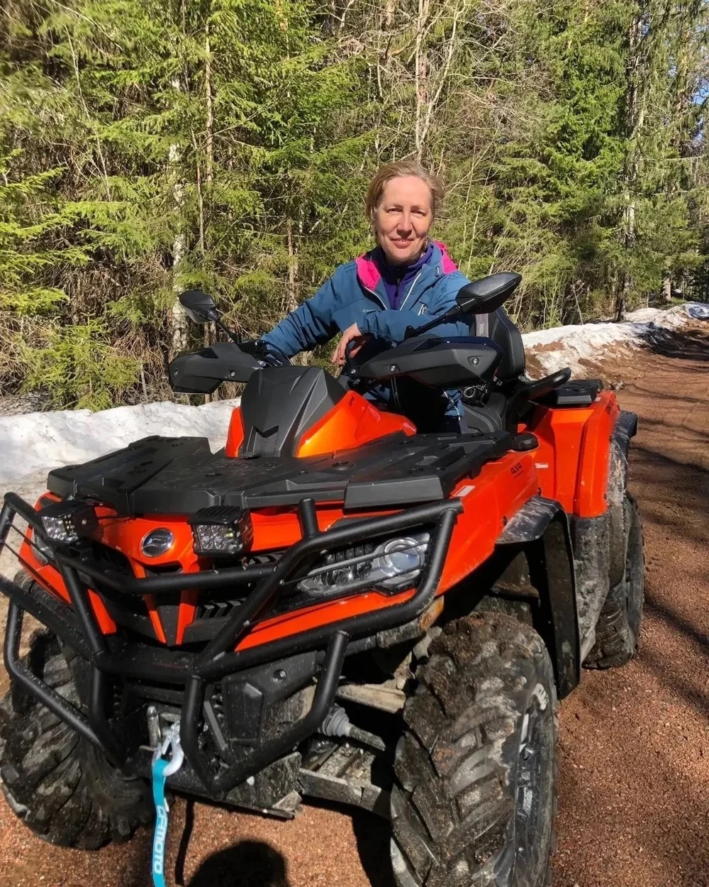 Гид Ольга Коломеец на квадроцикле в зимнем лесу яркое приключение среди снежных троп Ольга Коломеец
