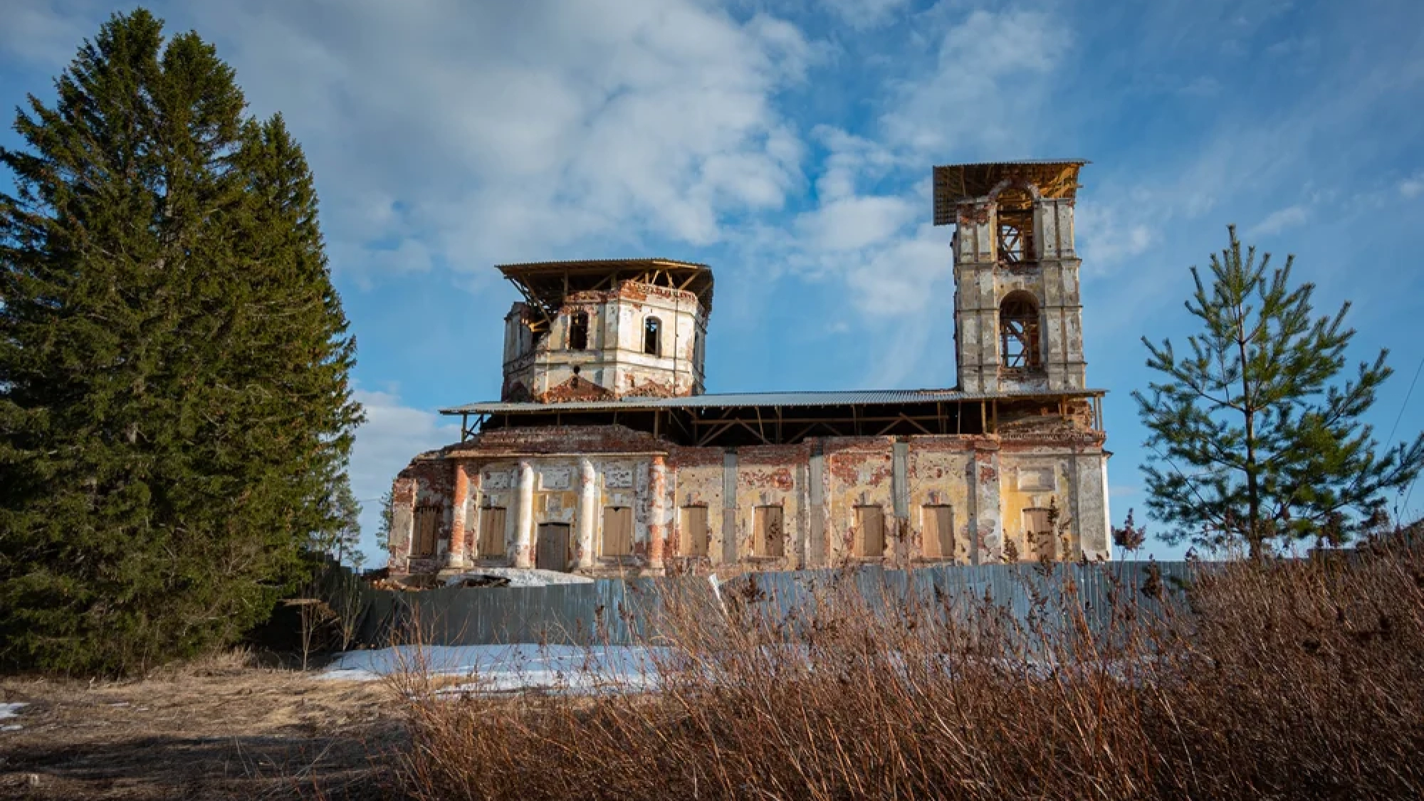 Церковь Николая Чудотворца с башней среди карельской природы