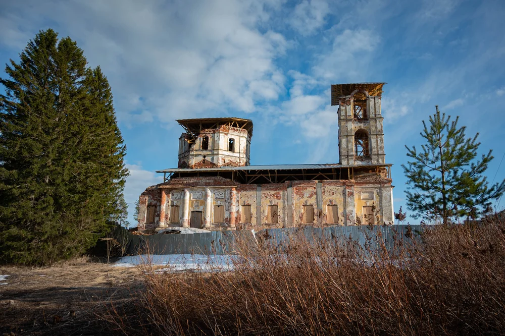 Церковь Николая Чудотворца с башней среди карельской природы