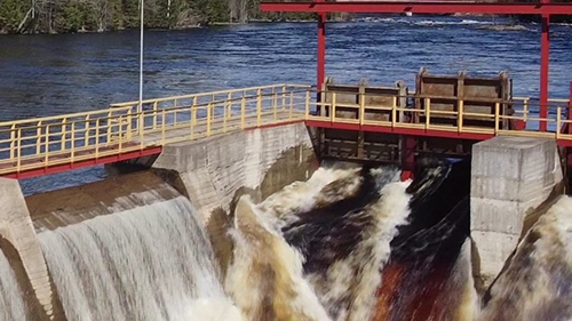 Хямекоски ГЭС, Пешеходный мост над плотиной ГЭС Хямекоски на реке Янисйоки в Питкярантском районе Республики Карелия, позволяющий туристам видеть функционирование старой гидроэлектростанции и слышать шум машинного зала, выдолбленного в граните в 1936 году.
