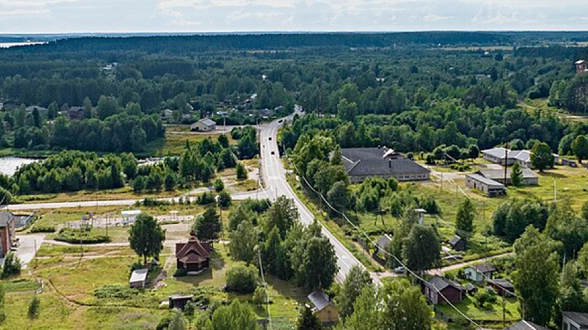 Аэро фотография посёлка Салми, пейзаж с лесом и домами уходящий в даль