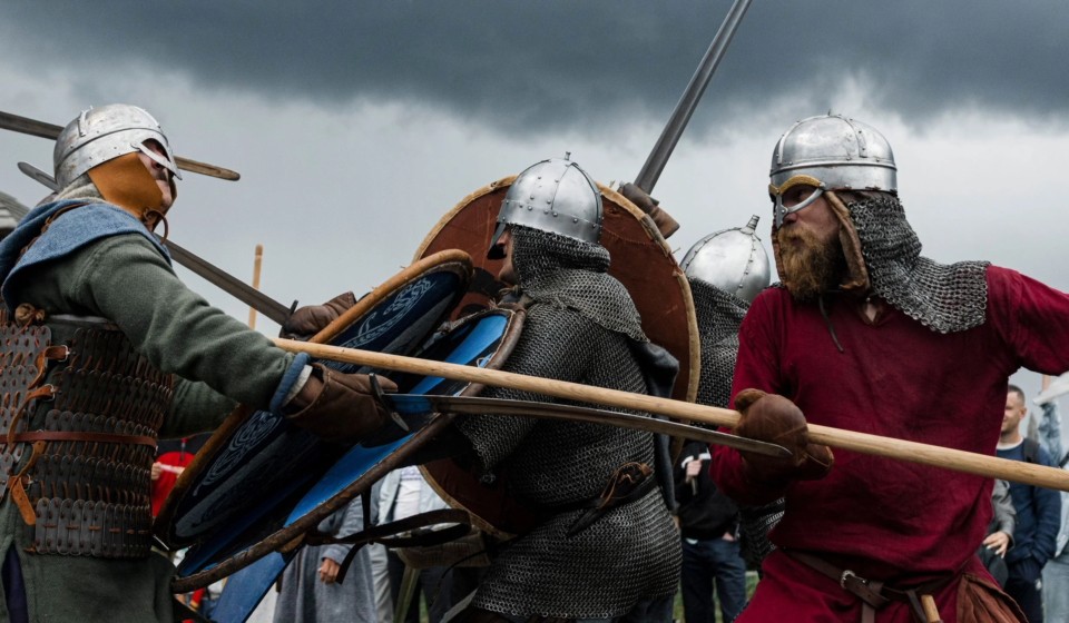 Крупный план схватки воинов в средневековых доспехах с копьями на фестивале «Kirjálaland» — Карельская земля. Реконструкция боя эпохи викингов в Историческом парке «Бастiонъ».